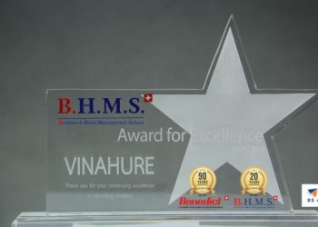 Vinahure  nhận cúp Đại diện tuyển sinh Xuất sắc trường BHMS